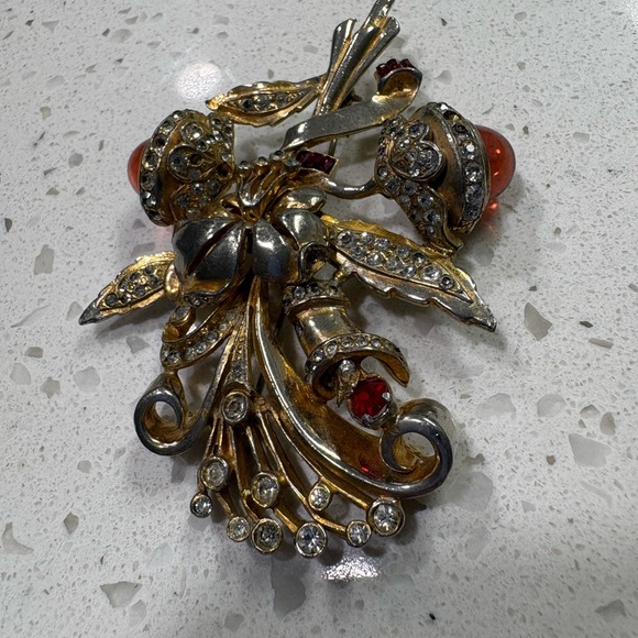 Elegant Gold and Silver Floral Brooch - Picture 2 of 8